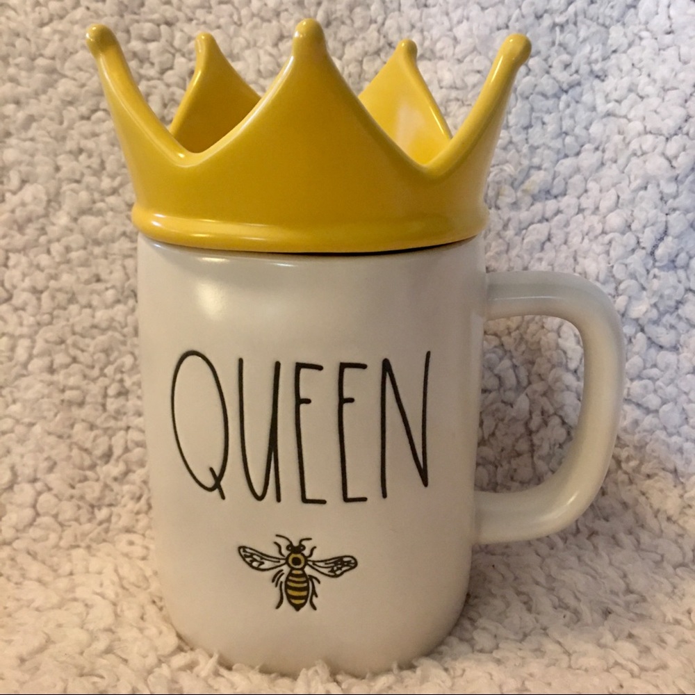 Rae Dunn 18 oz Cream Colored “QUEEN 🐝” Mug w/ Gold Crown Top.
